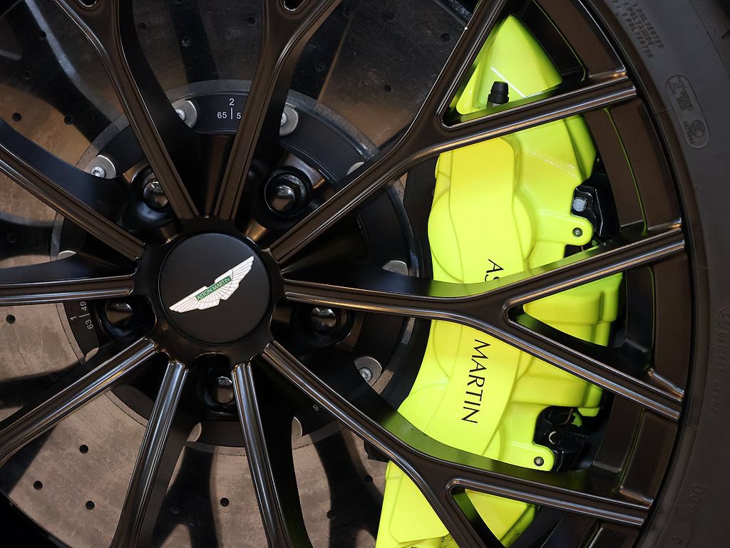 Used 2023 Aston Martin V12 Vantage RWD image 33