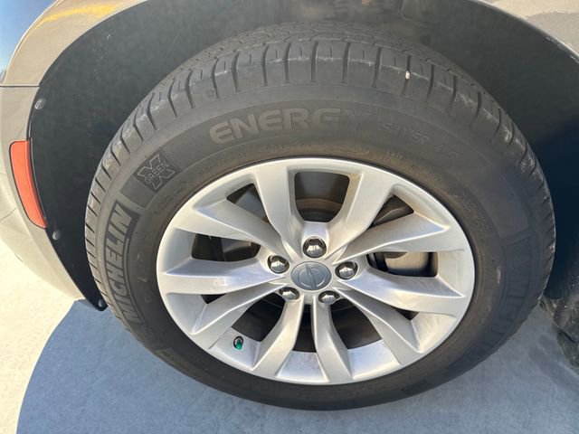 Used 2022 Chrysler 300 Touring image 17