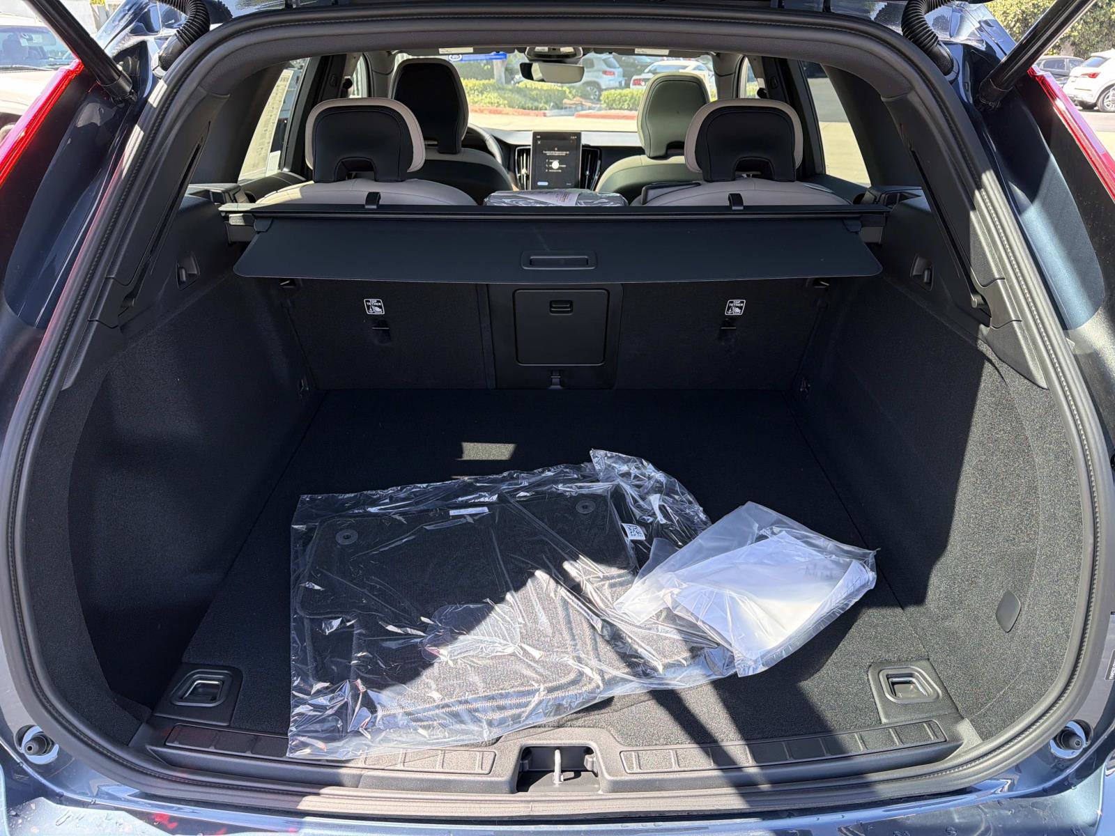 New 2027 Volvo XC60 B5 Core AWD/4WD image 18