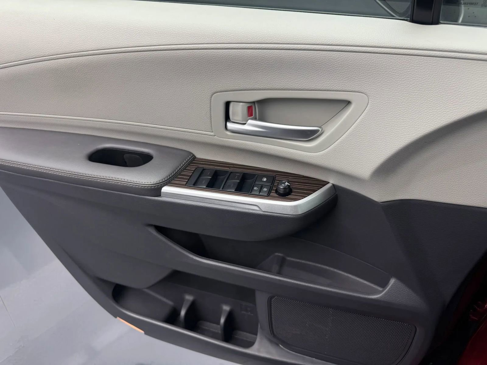 Used 2023 Toyota Sienna XLE AWD/4WD image 10
