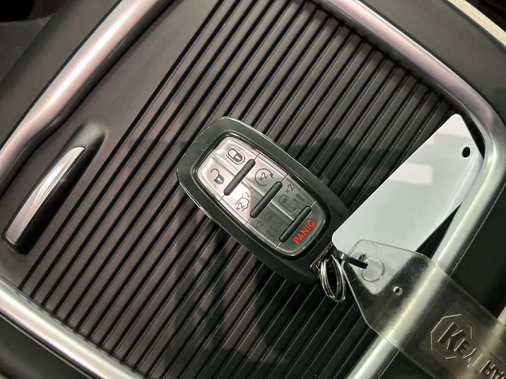 Used 2024 Chrysler Pacifica Select image 22