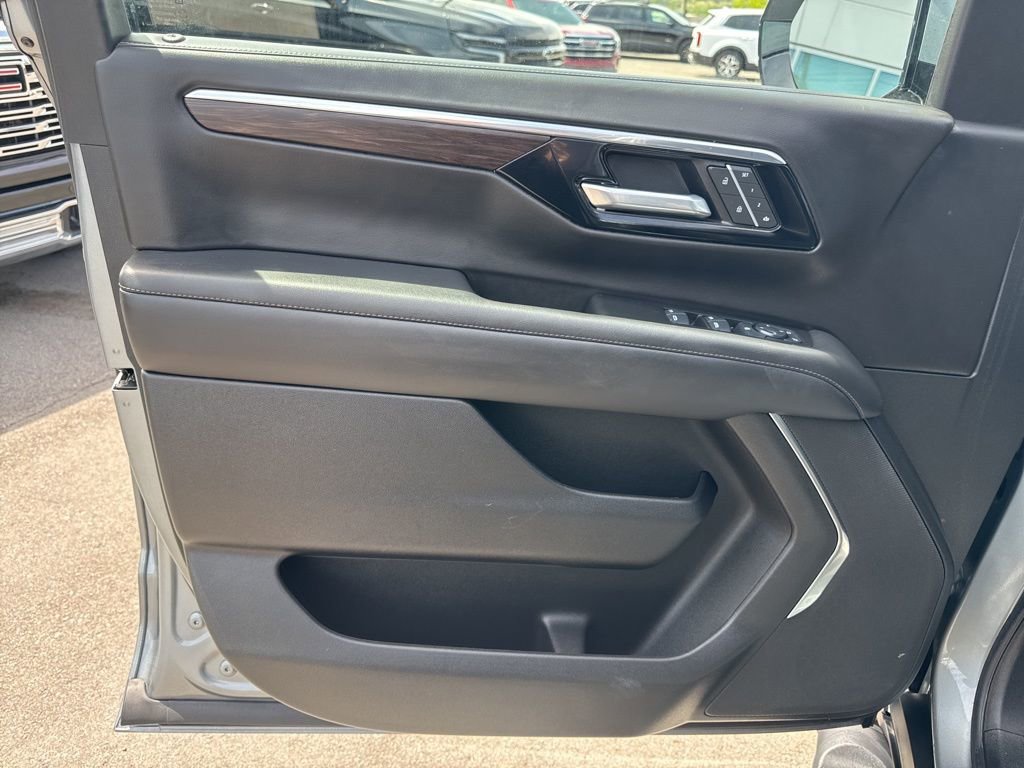 Used 2025 Chevrolet Tahoe Z71 AWD/4WD image 10