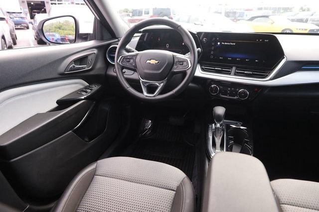 Used 2025 Chevrolet Trax LT w/ LT Convenience Package FWD image 20