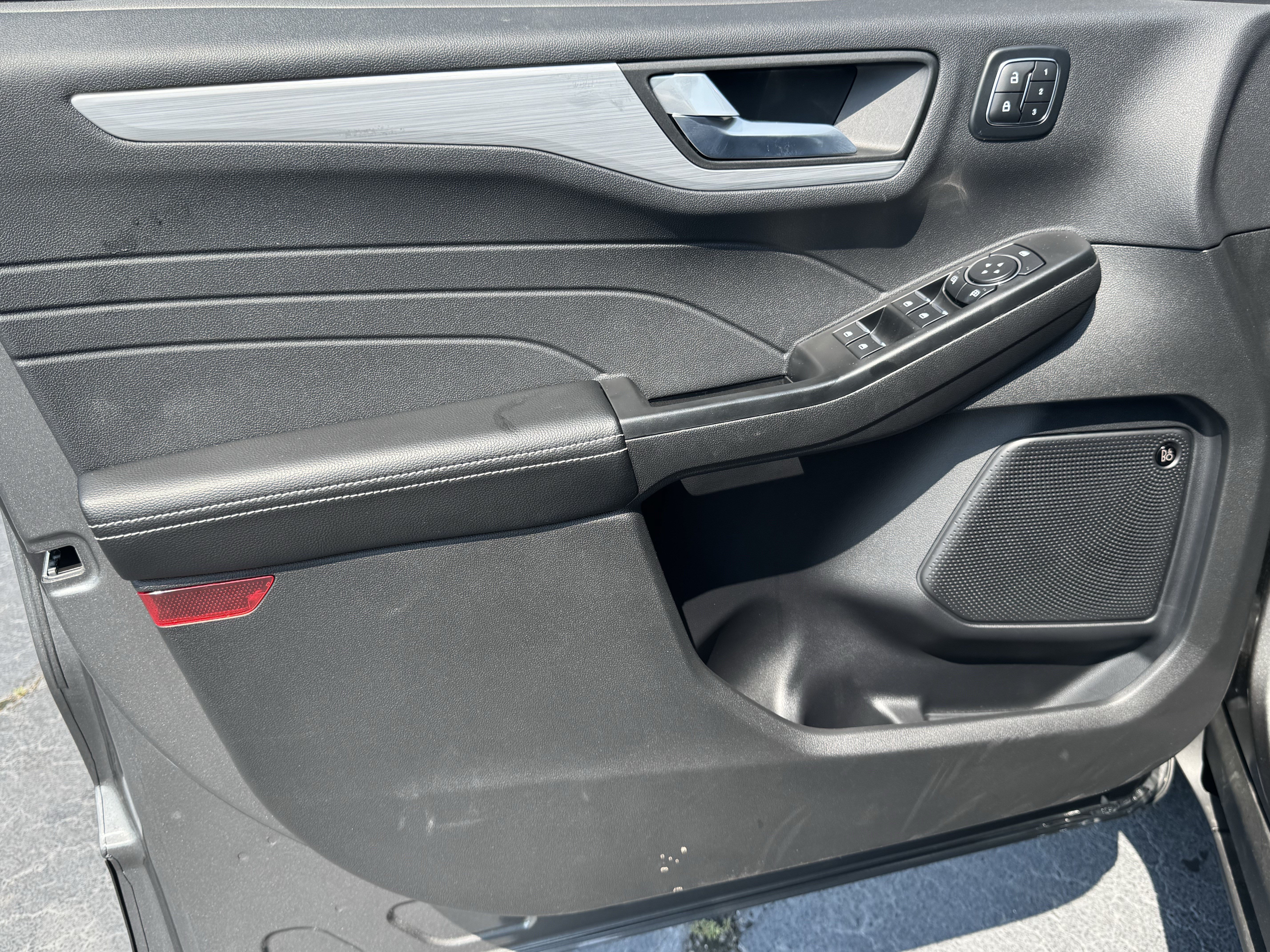 Used 2025 Ford Escape SE w/ PHEV Premium Package FWD image 16