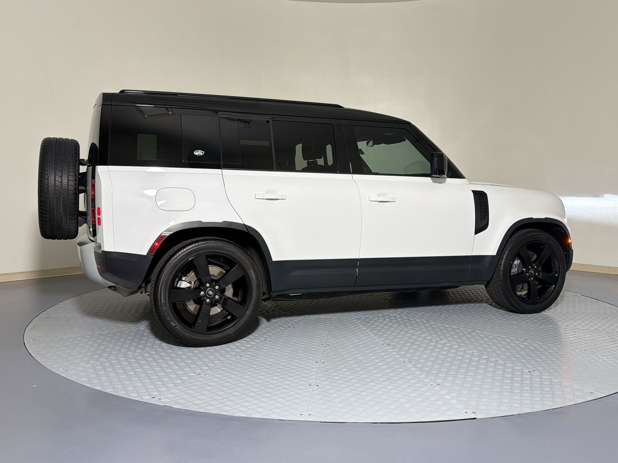 Used 2023 Land Rover Defender 110 S AWD/4WD image 9