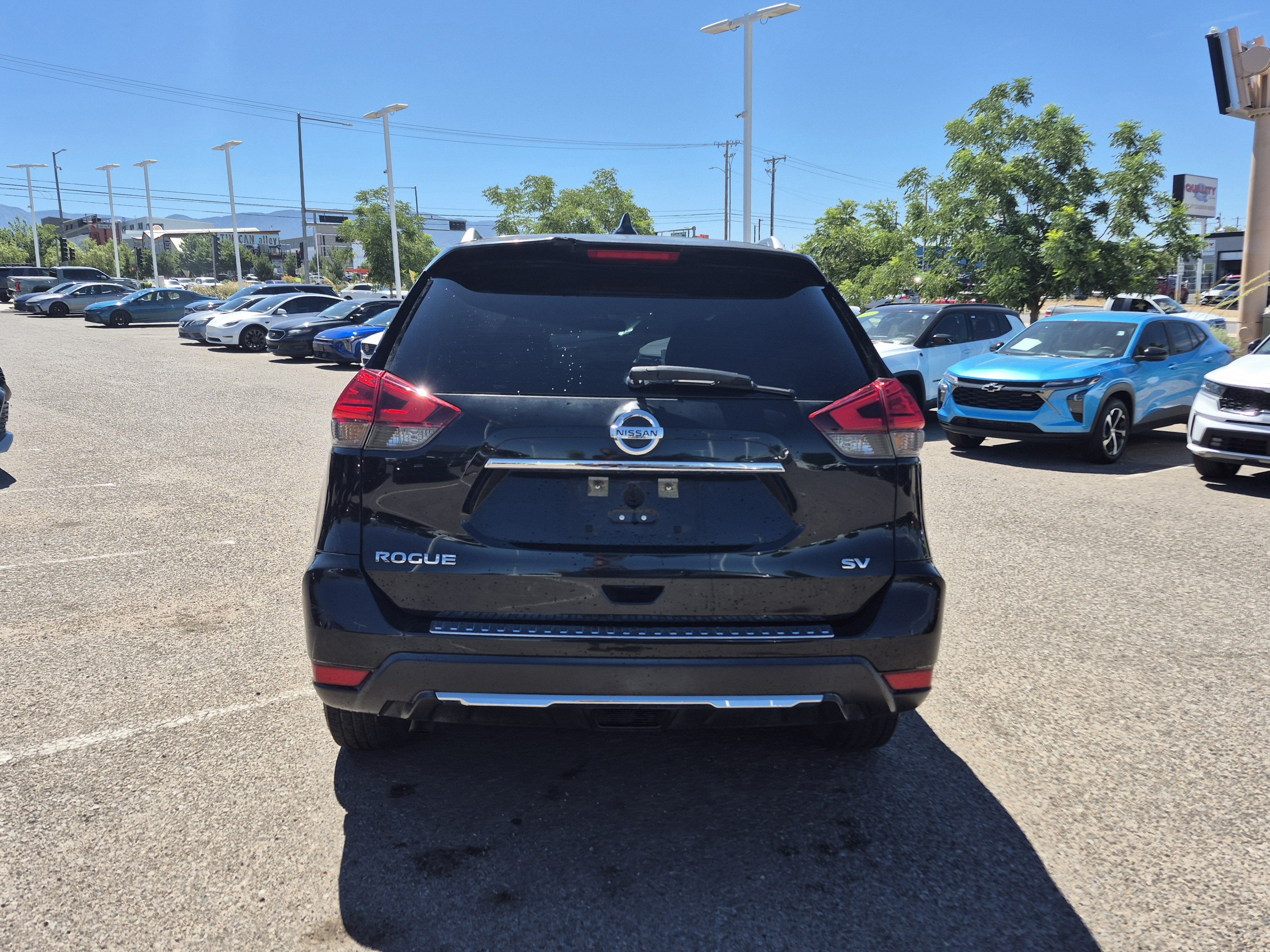 Used 2017 Nissan Rogue SV w/ SV Premium Package FWD image 4