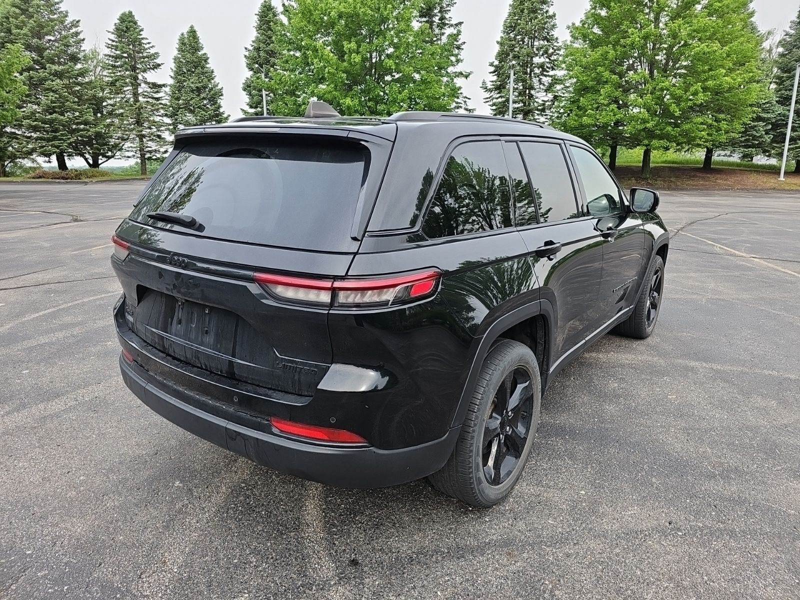 Used 2023 Jeep Grand Cherokee Limited w/ Black Appearance Package AWD/4WD image 6