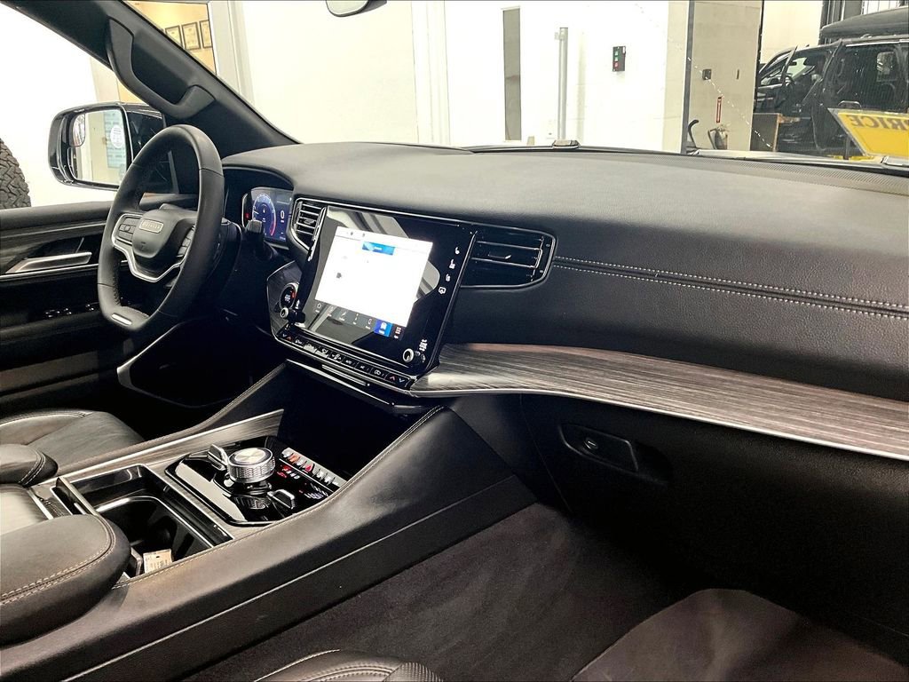 Used 2024 Jeep Wagoneer L Series III w/ Flexible Seating Group image 14