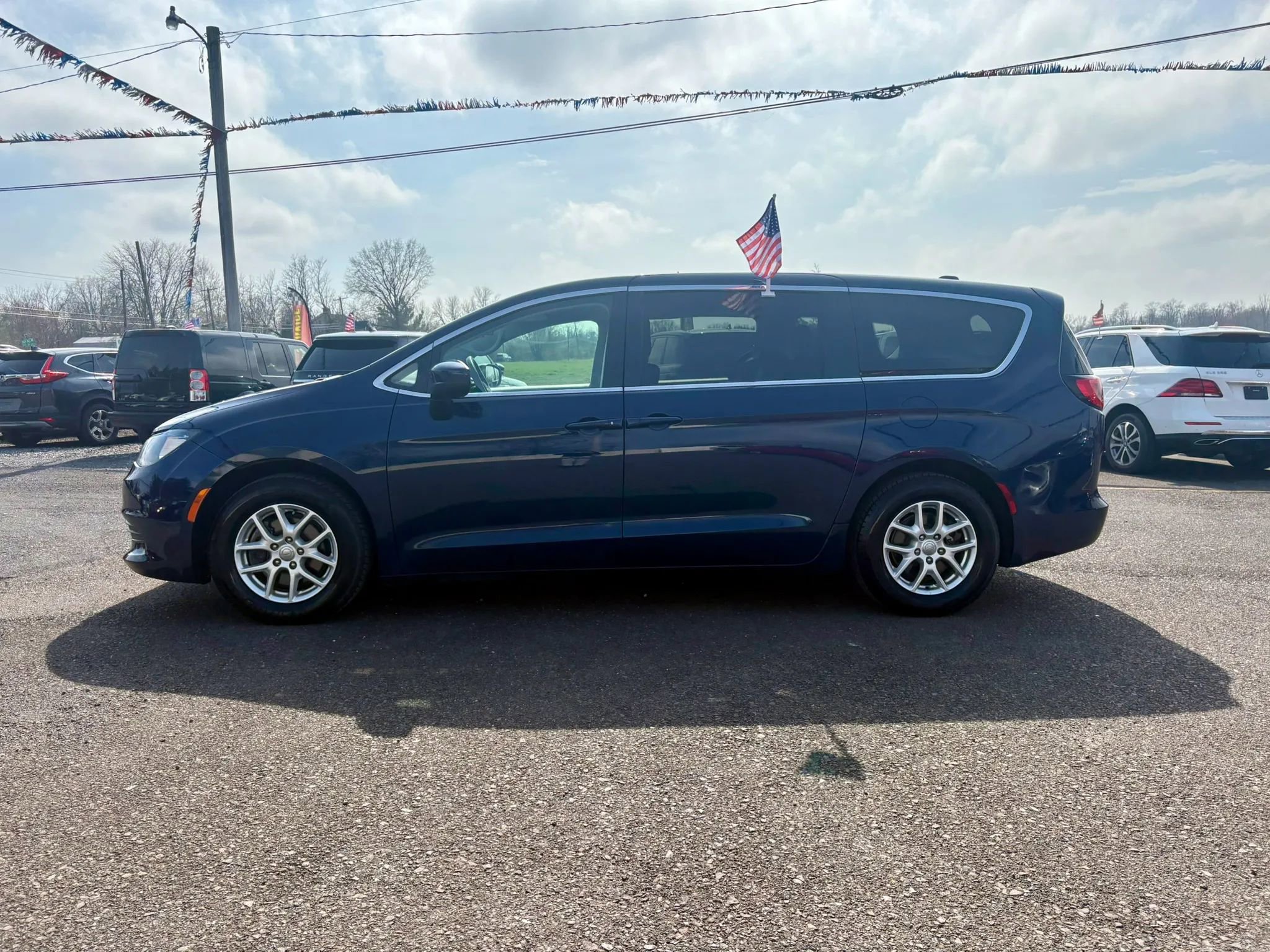 Used 2018 Chrysler Pacifica LX image 2