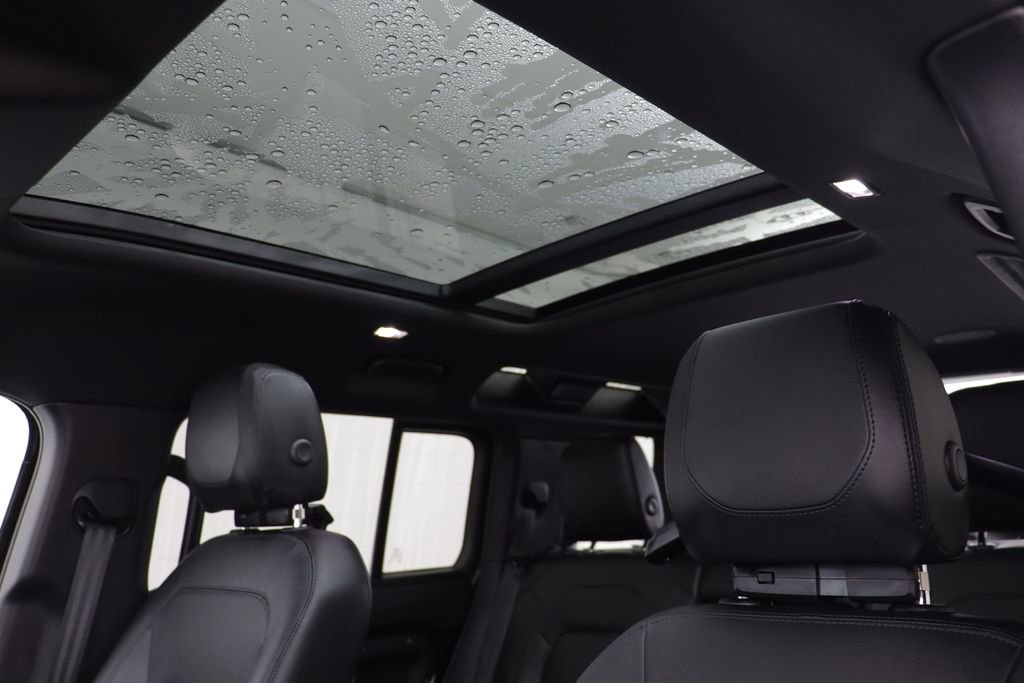 Used 2024 Land Rover Defender 110 SE image 14