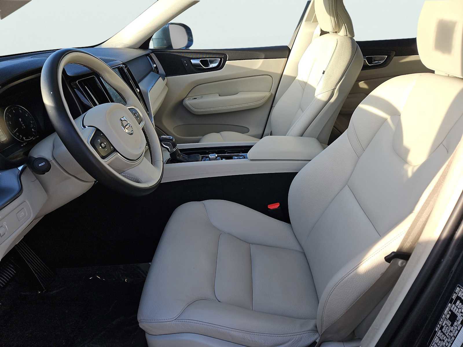 Used 2020 Volvo XC60 T6 Momentum w/ Protection Package Premier image 33