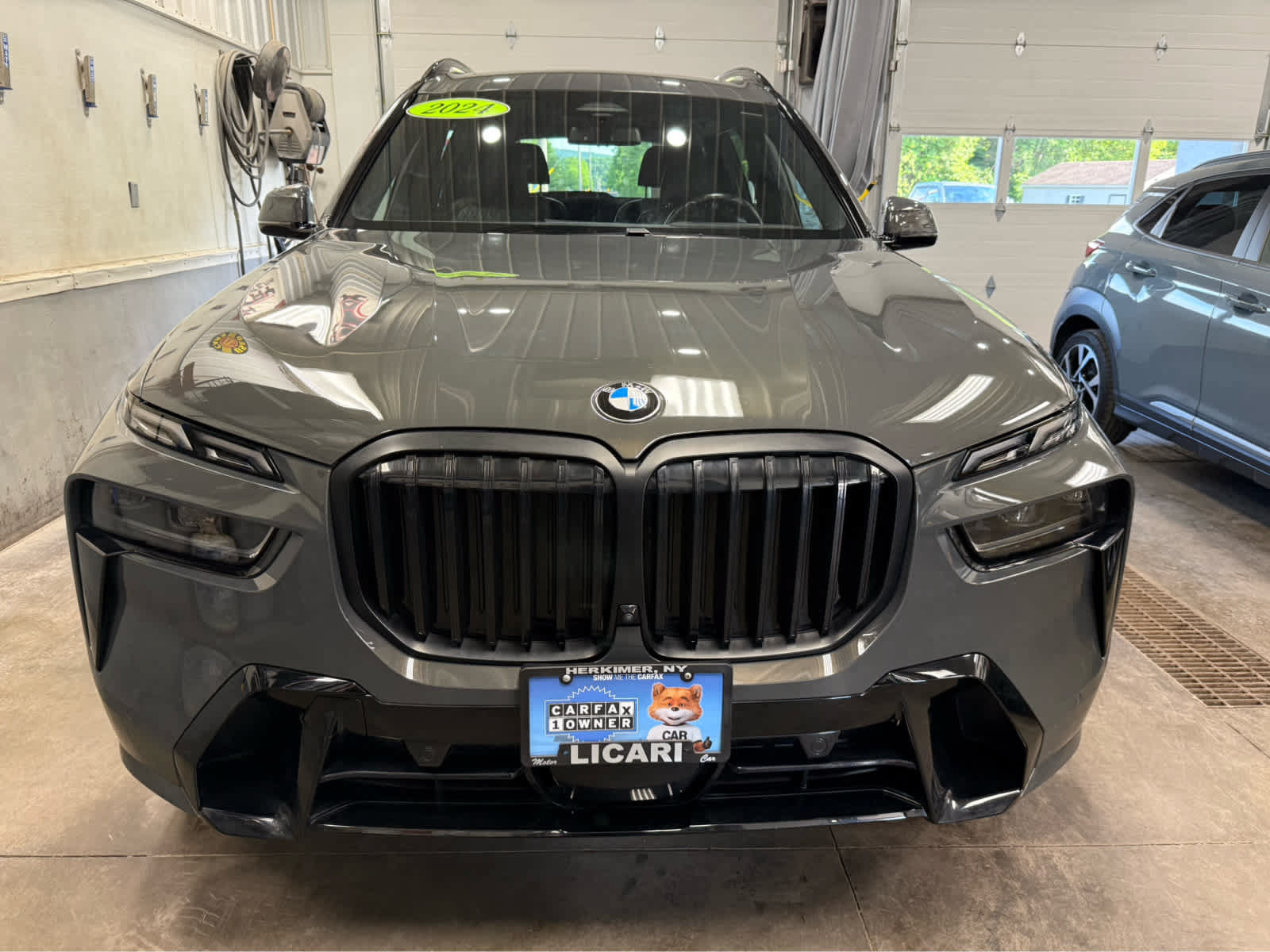 Used 2024 BMW X7 xDrive40i w/ M Sport Package AWD/4WD image 2