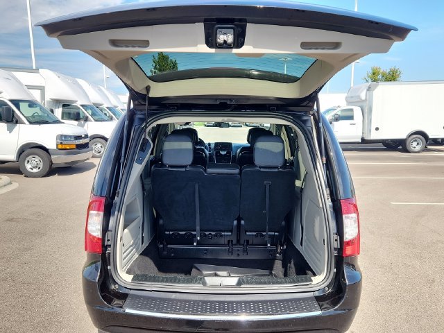 Used 2013 Chrysler Town & Country Touring FWD image 32