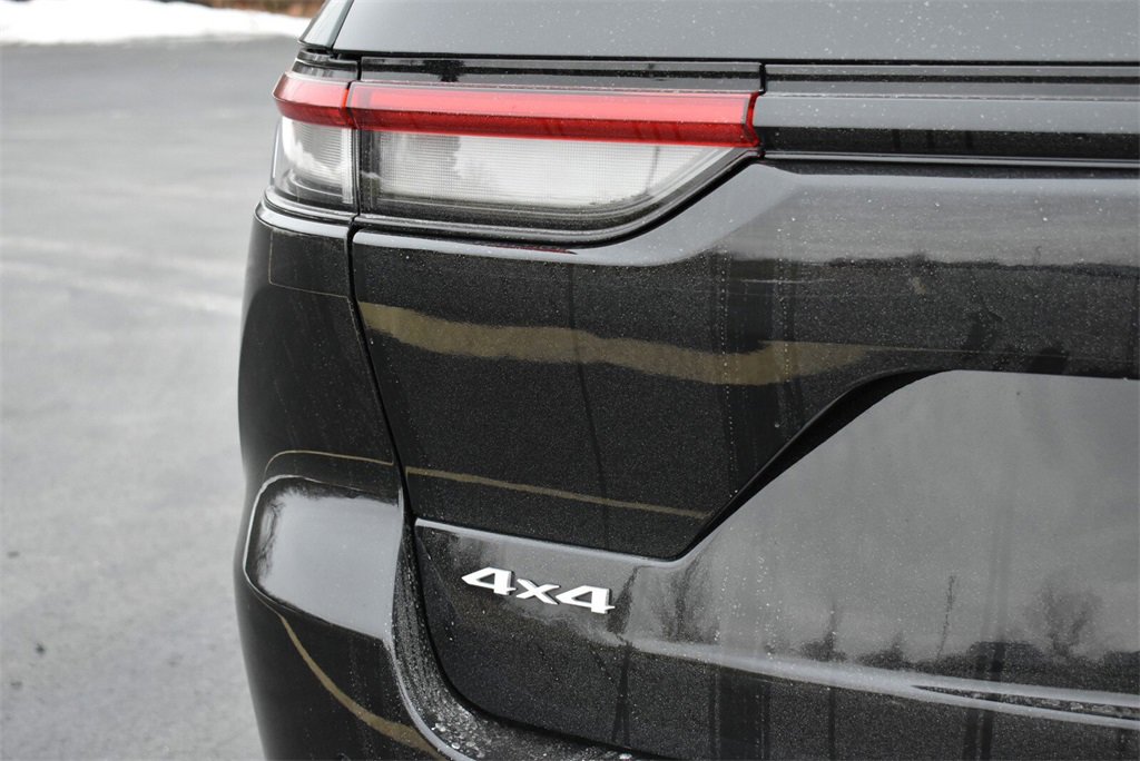 Used 2025 Jeep Grand Cherokee Laredo w/ Luxury Tech Group I image 5