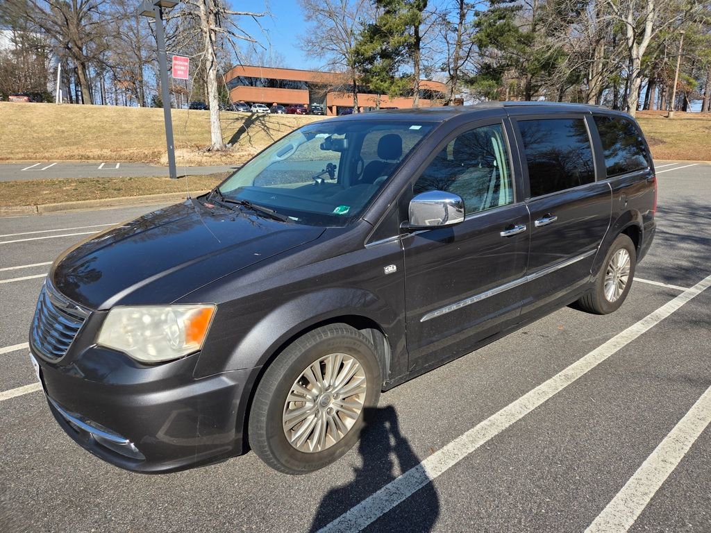 Used 2014 Chrysler Town & Country Touring-L image 1