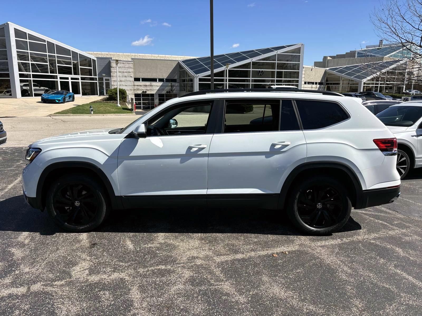 Used 2023 Volkswagen Atlas SE w/ Panoramic Sunroof Package image 8