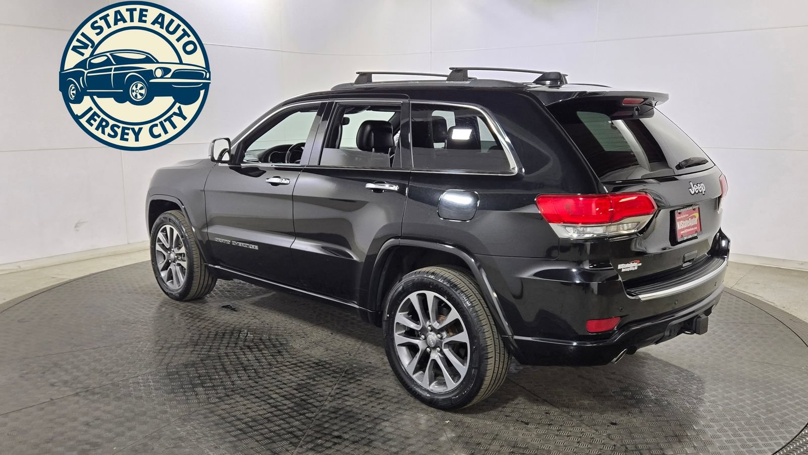 Used 2017 Jeep Grand Cherokee Overland AWD/4WD image 5