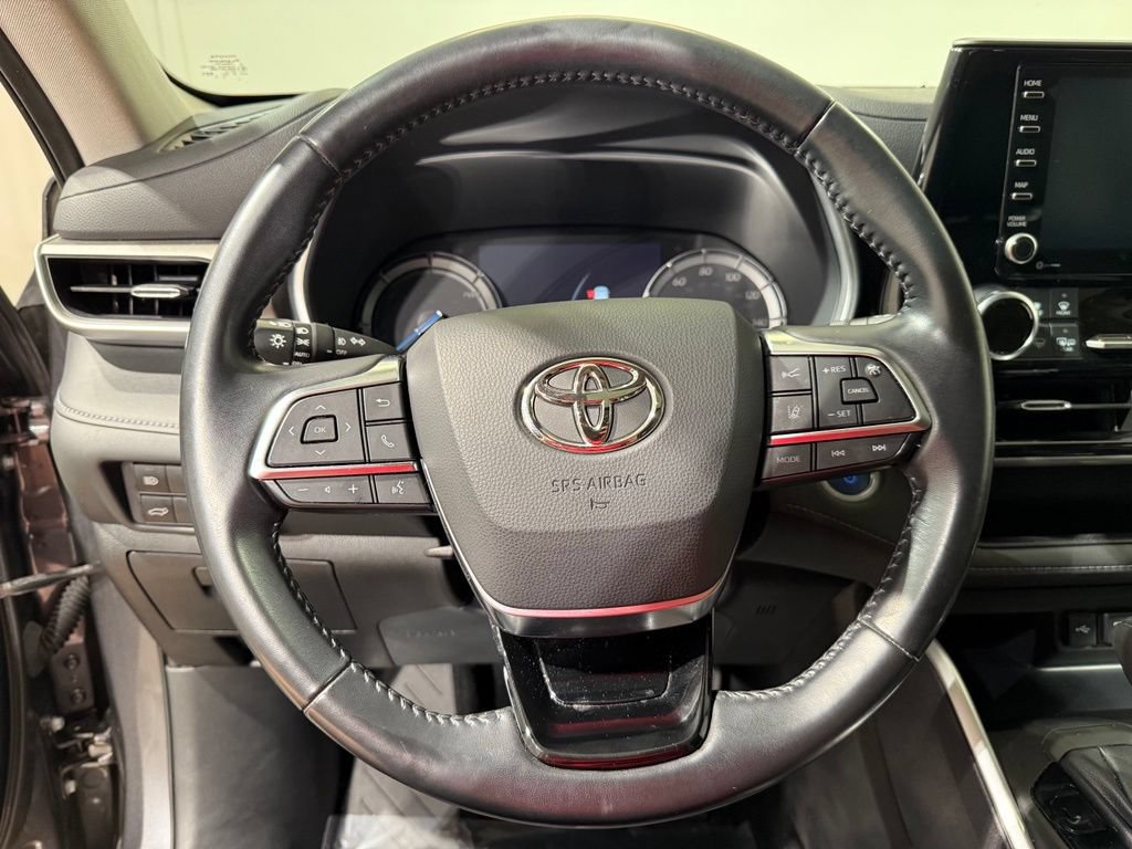 Used 2021 Toyota Highlander XLE AWD/4WD image 25