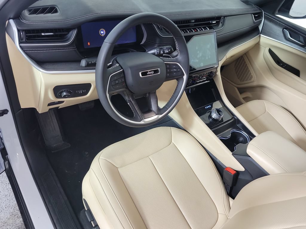 Used 2025 Jeep Grand Cherokee L Limited w/ Luxury Tech Group II RWD image 11