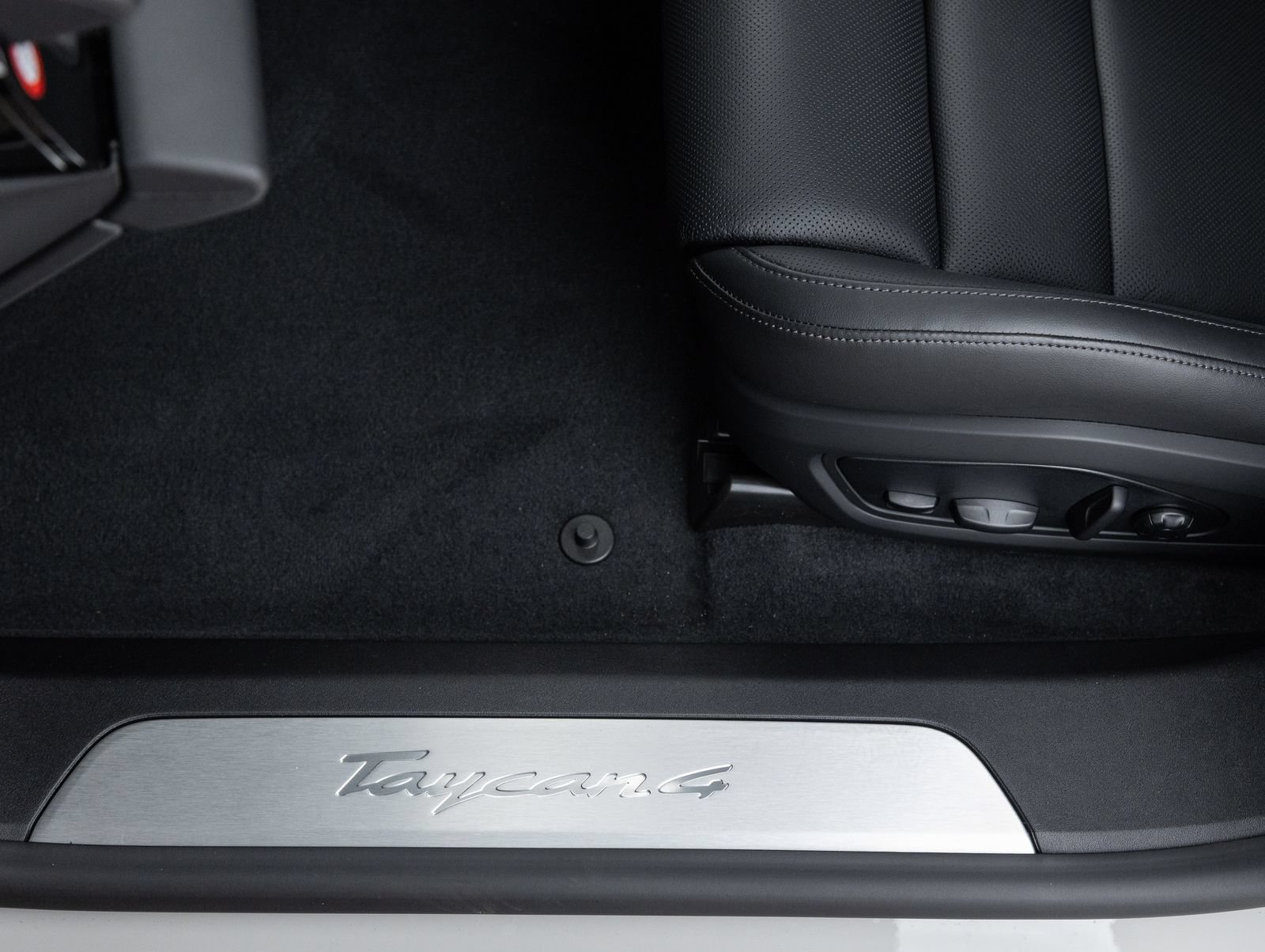 Certified 2026 Porsche Taycan AWD/4WD image 22