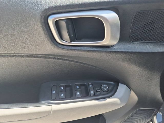 Used 2025 Hyundai Venue SEL FWD image 13