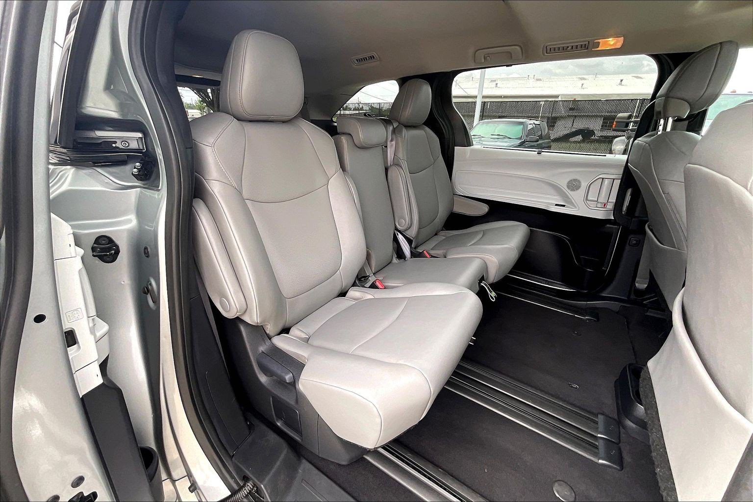 Used 2025 Toyota Sienna XLE FWD image 32