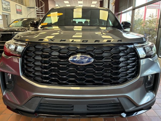 Used 2025 Ford Explorer ST-Line w/ ST-Line Street Pack AWD/4WD image 6