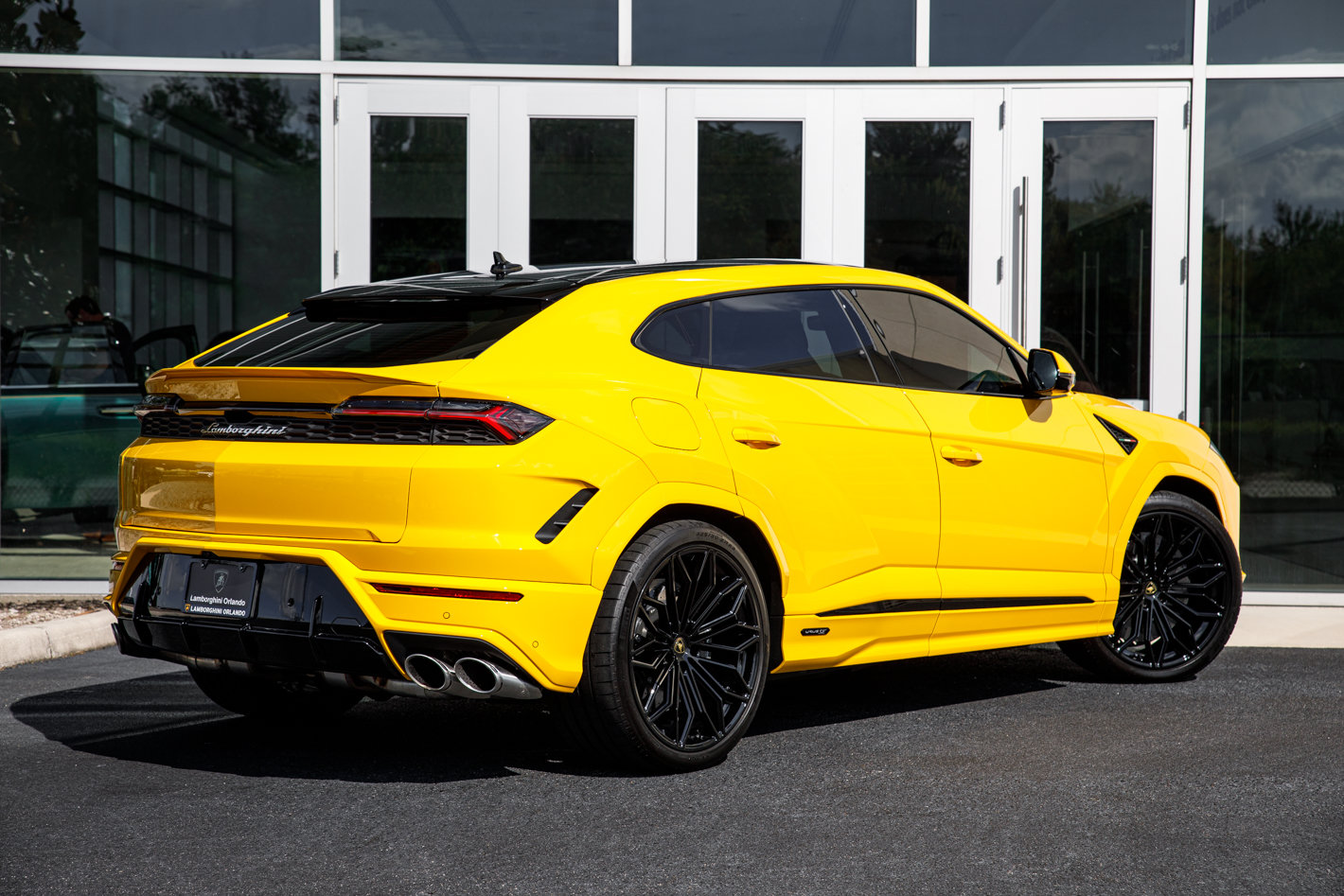 Used 2025 Lamborghini Urus SE AWD/4WD image 17