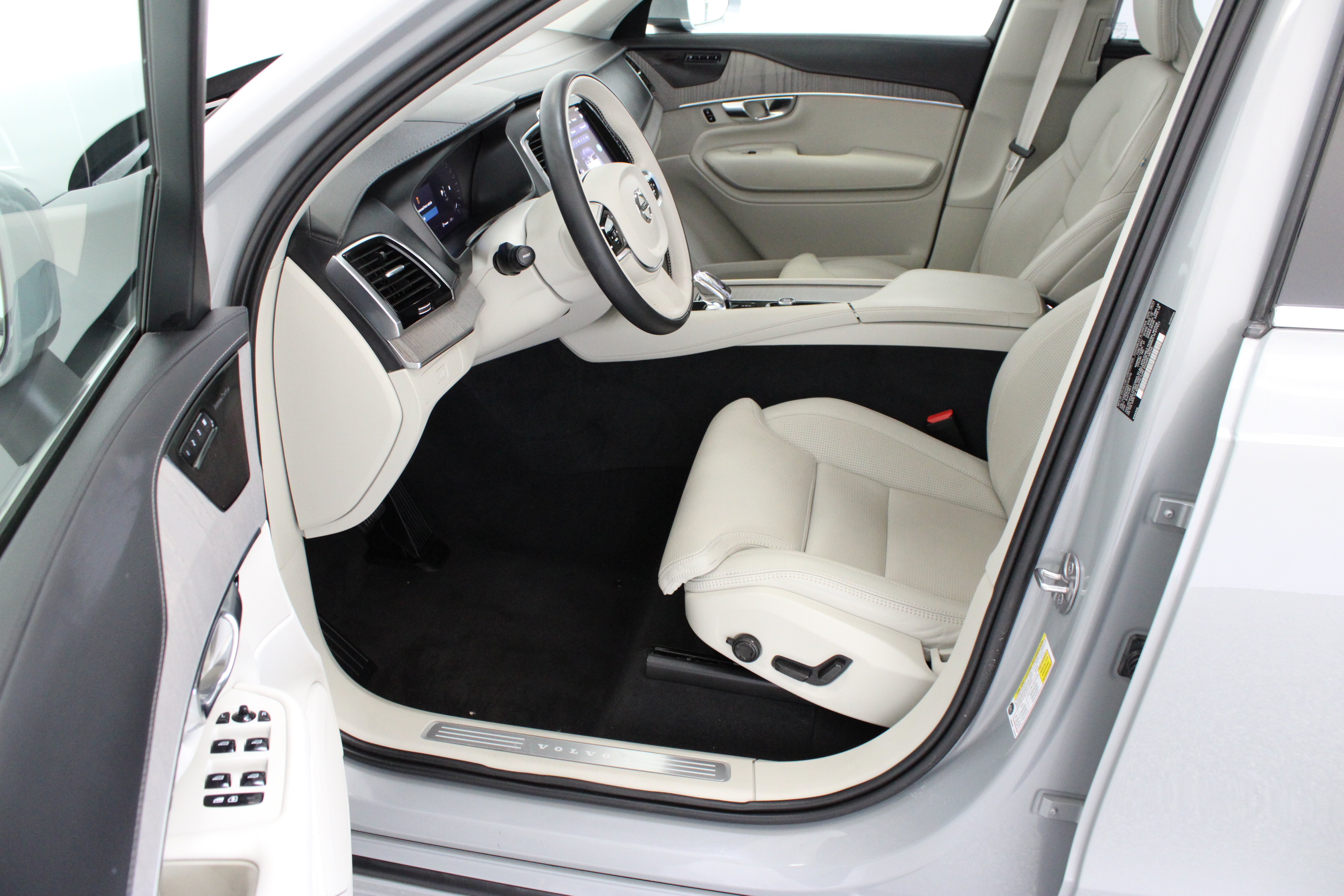 Used 2025 Volvo XC90 B6 Ultra w/ Protection Package Premier AWD/4WD image 14