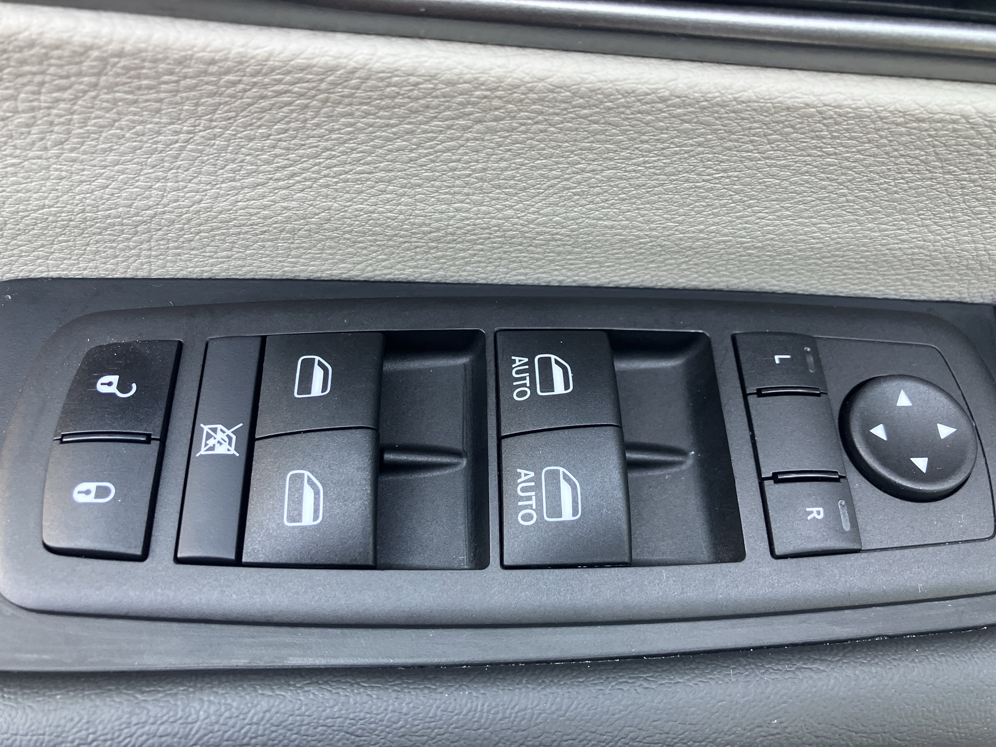 Used 2024 Chrysler Pacifica Touring-L image 20