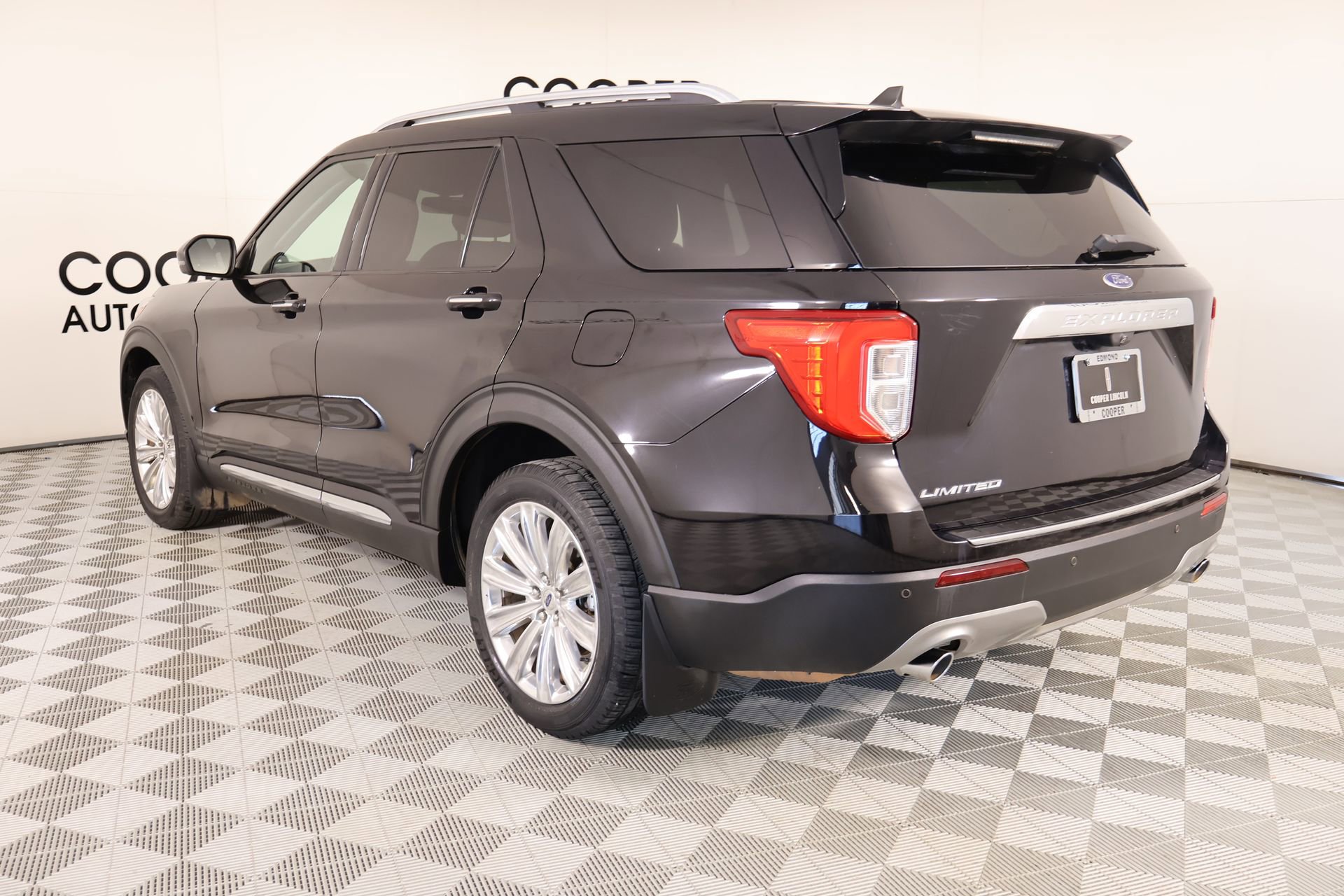 Used 2022 Ford Explorer Limited w/ Limited Technology Package image 25