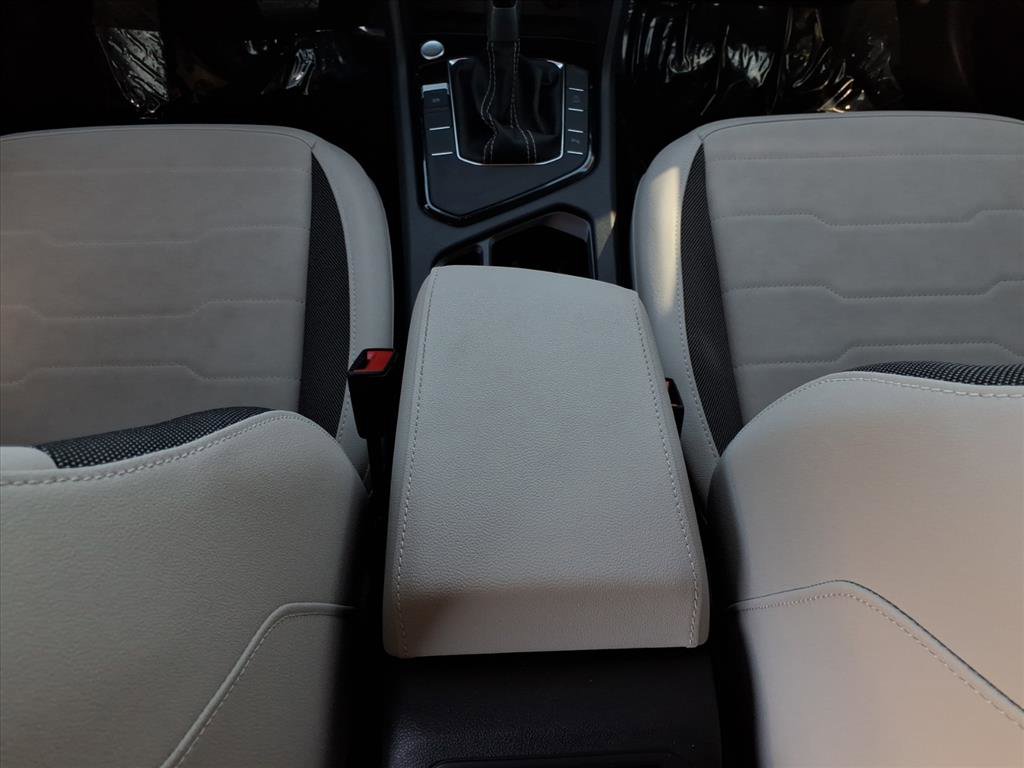 Certified 2025 Volkswagen Taos SE image 25