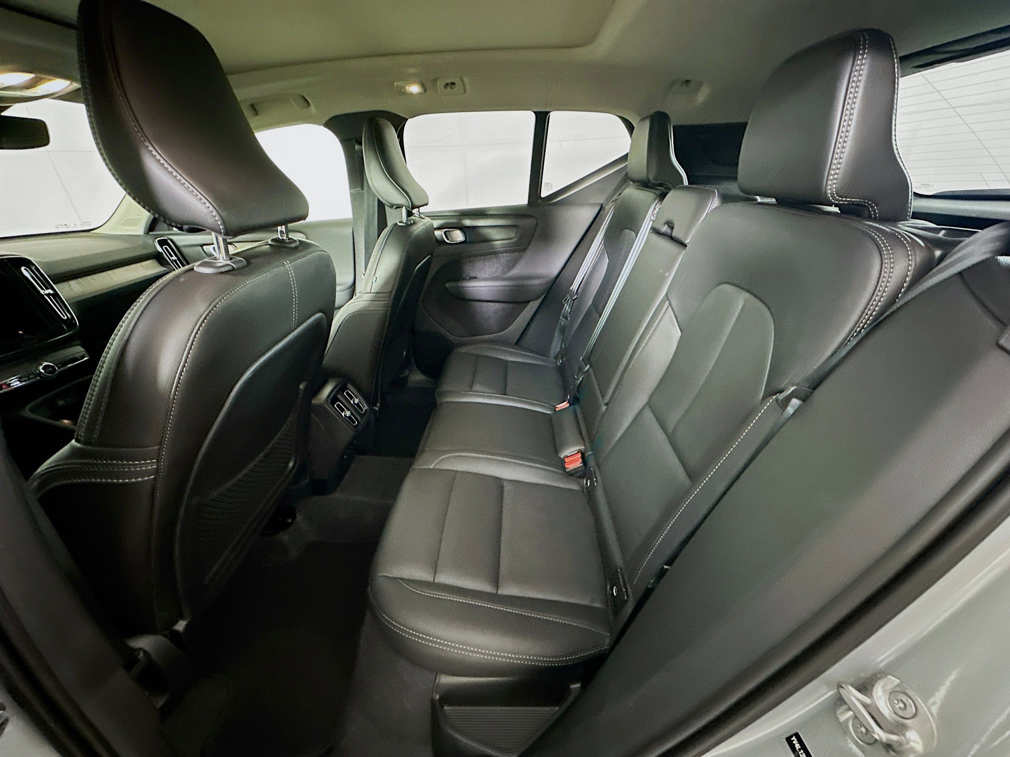 Used 2025 Volvo XC40 B5 Core image 27