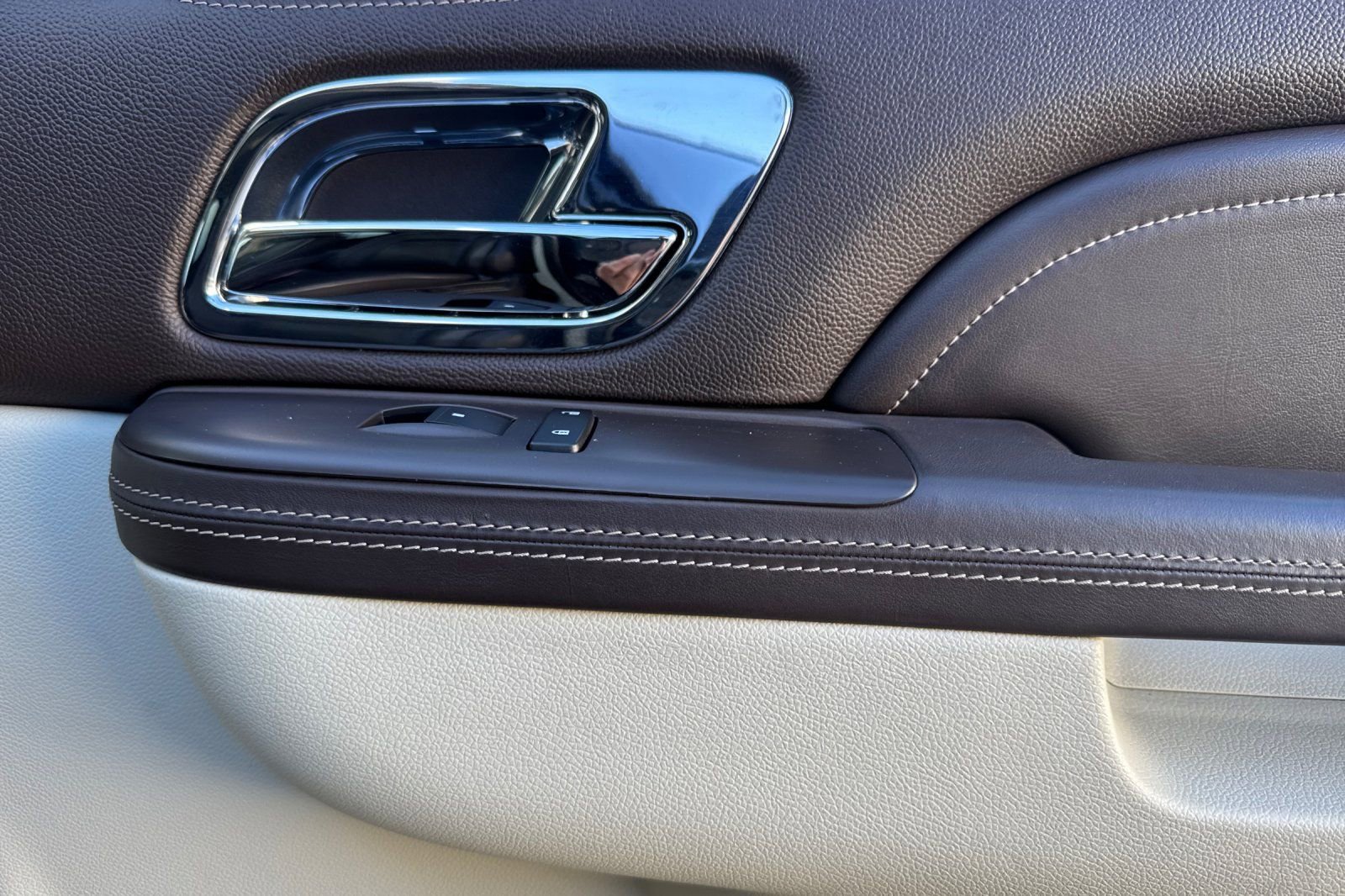 Used 2011 Cadillac Escalade ESV Platinum image 23