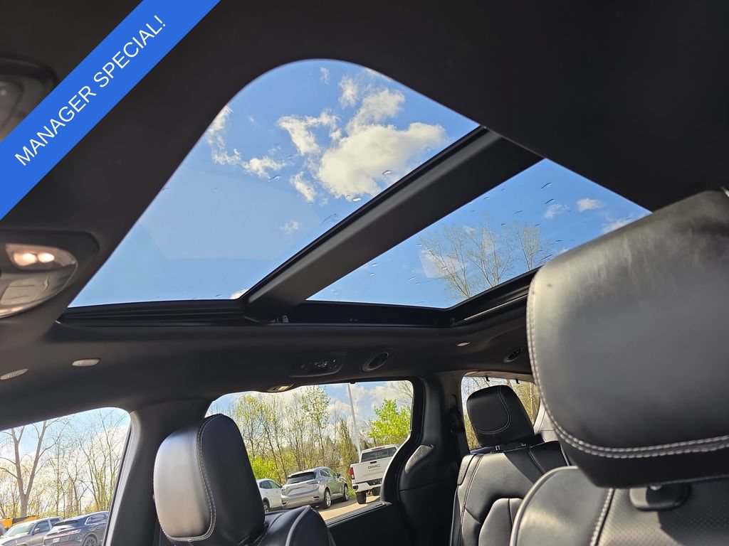 Used 2025 Chrysler Pacifica Limited FWD image 32