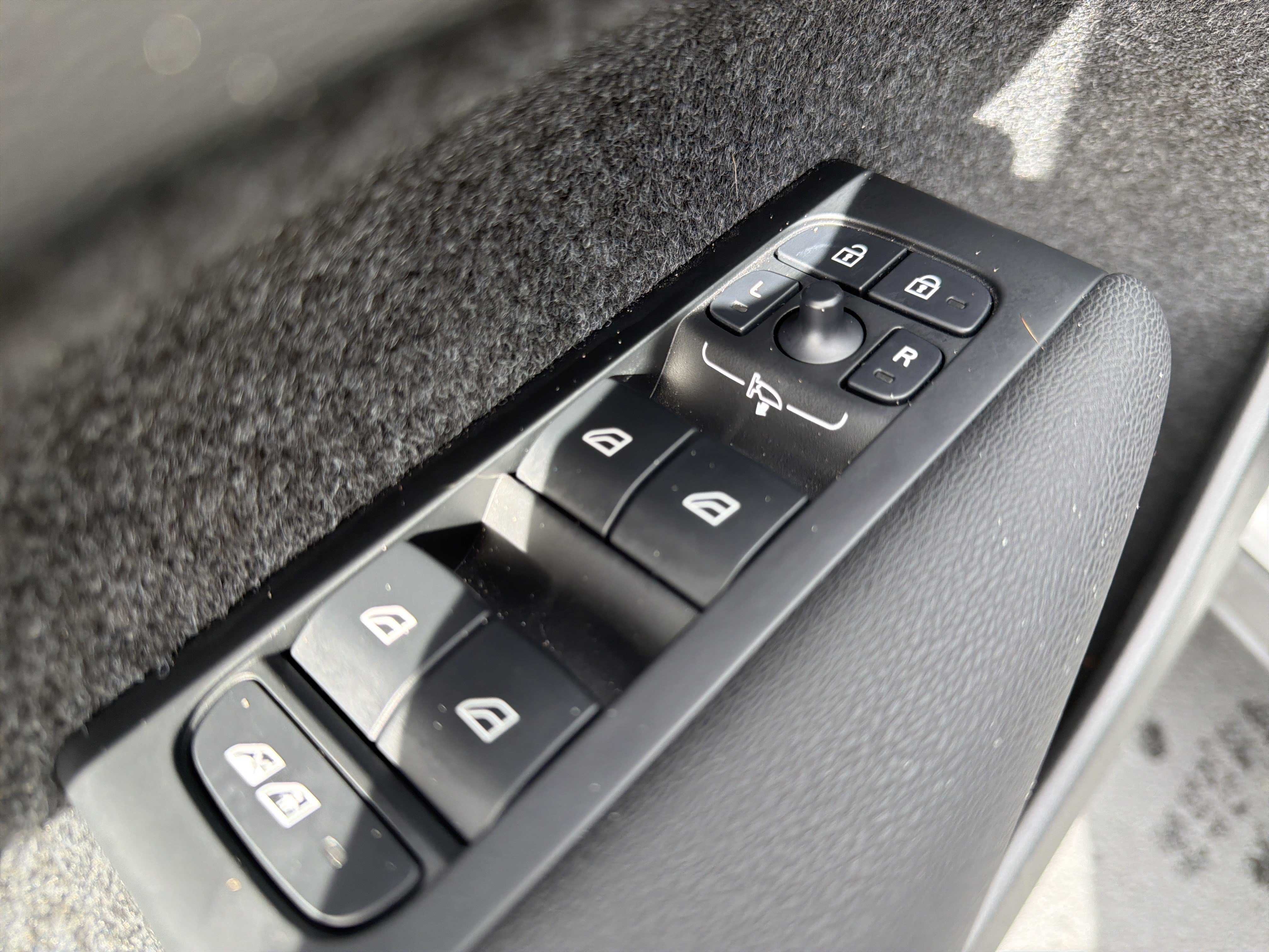 Certified 2025 Volvo XC40 B5 Ultra AWD/4WD image 15