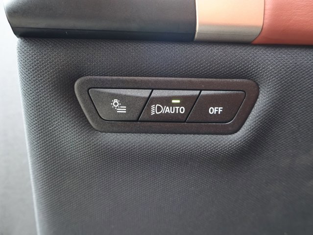 Used 2023 BMW iX xDrive50 w/ Sport Package AWD/4WD image 15