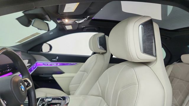 Used 2023 BMW 740i w/ Parking Assistance Package image 32