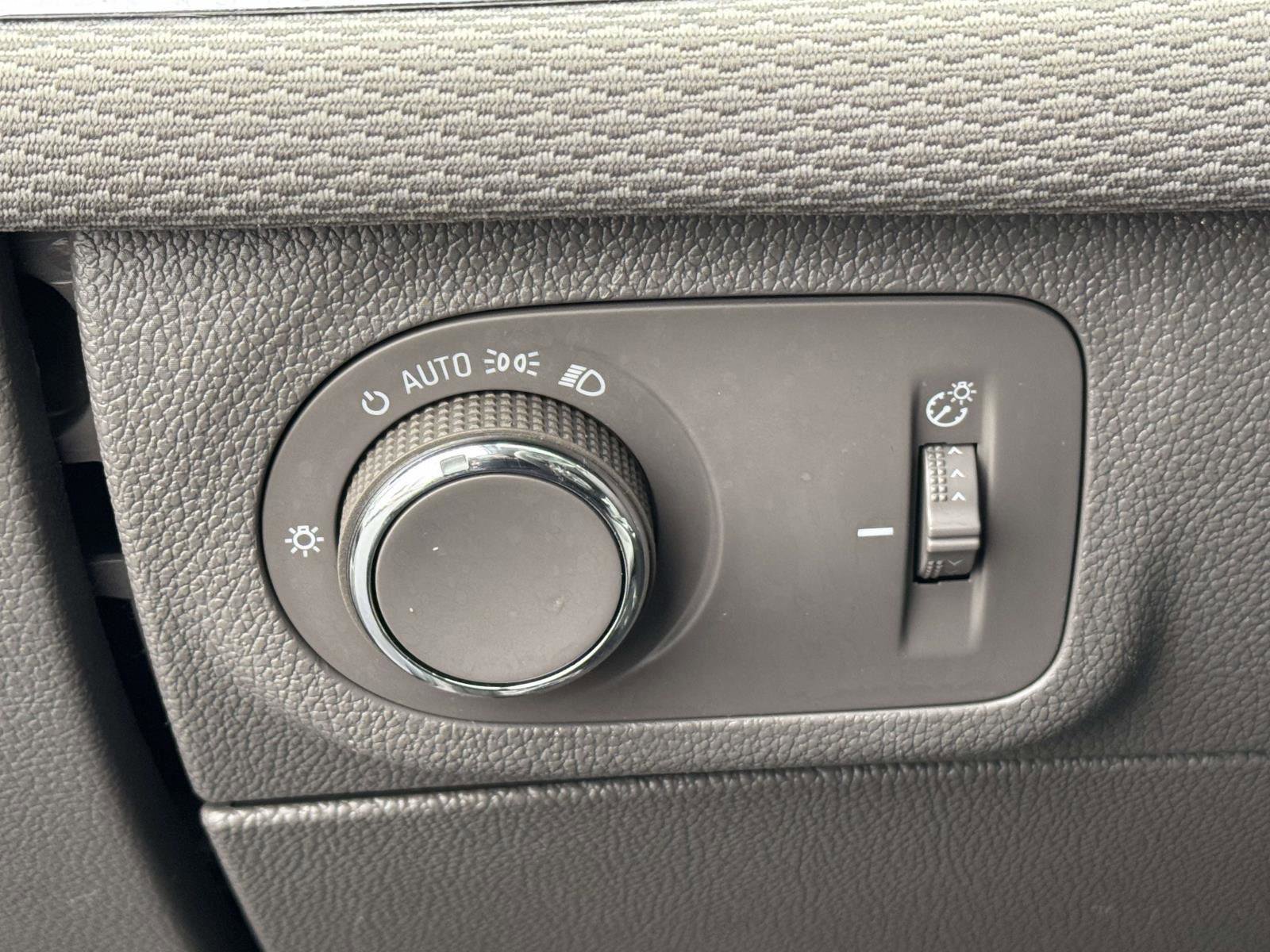 Used 2018 Chevrolet Cruze LT w/ Sun And Sound Package image 23