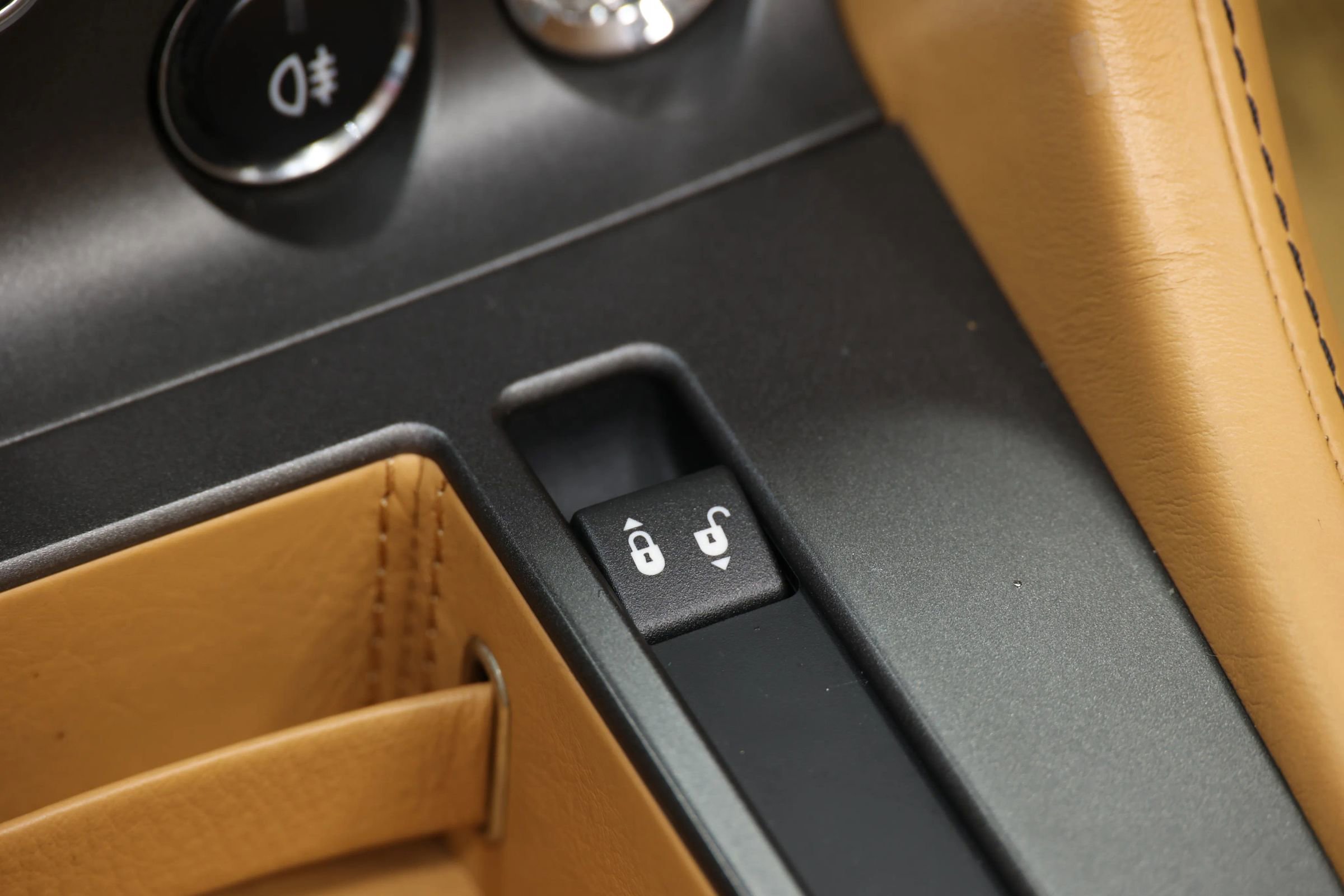 Used 2012 Aston Martin V8 Vantage Roadster image 40