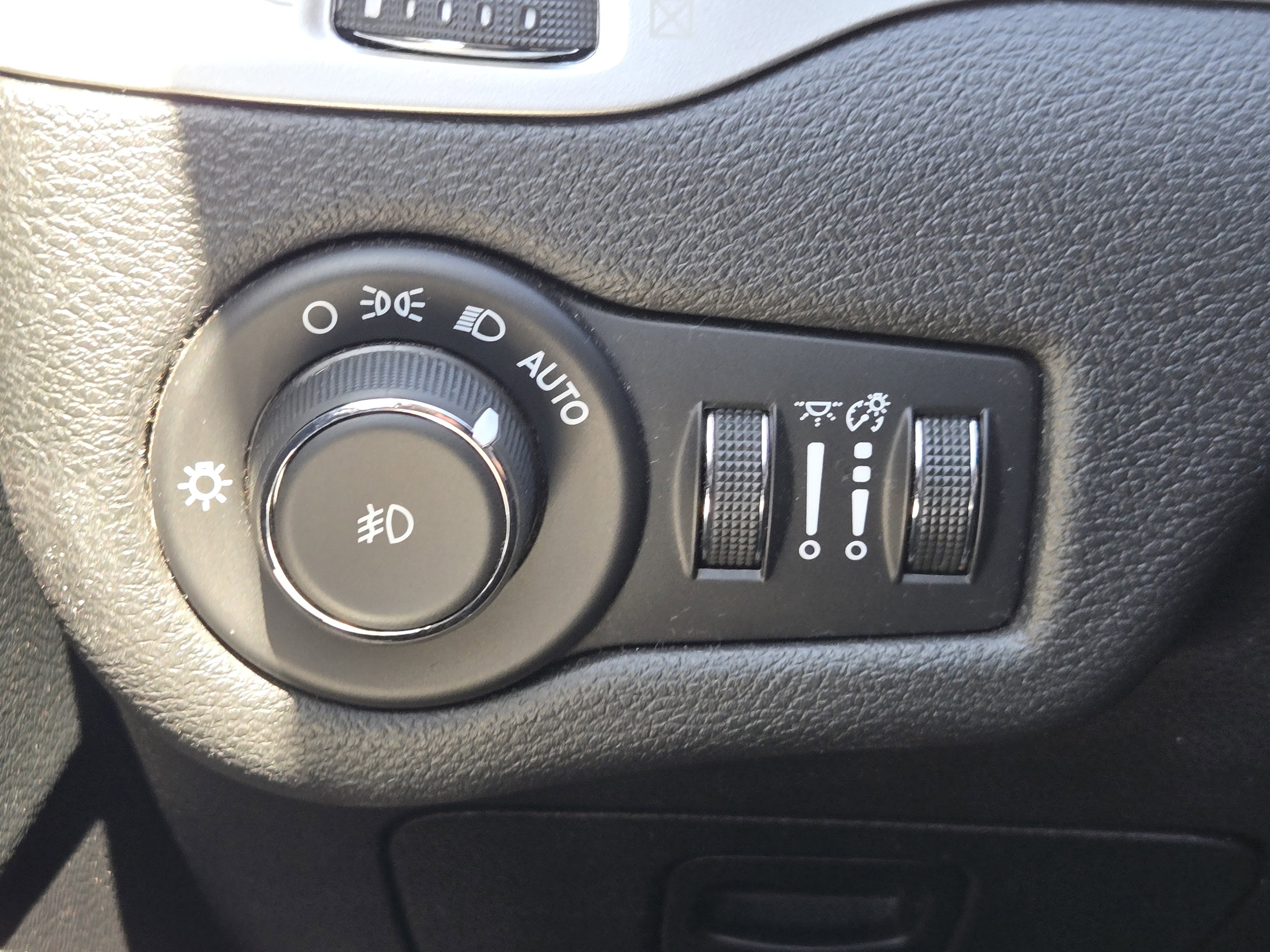 Used 2017 Jeep Cherokee Trailhawk AWD/4WD image 23