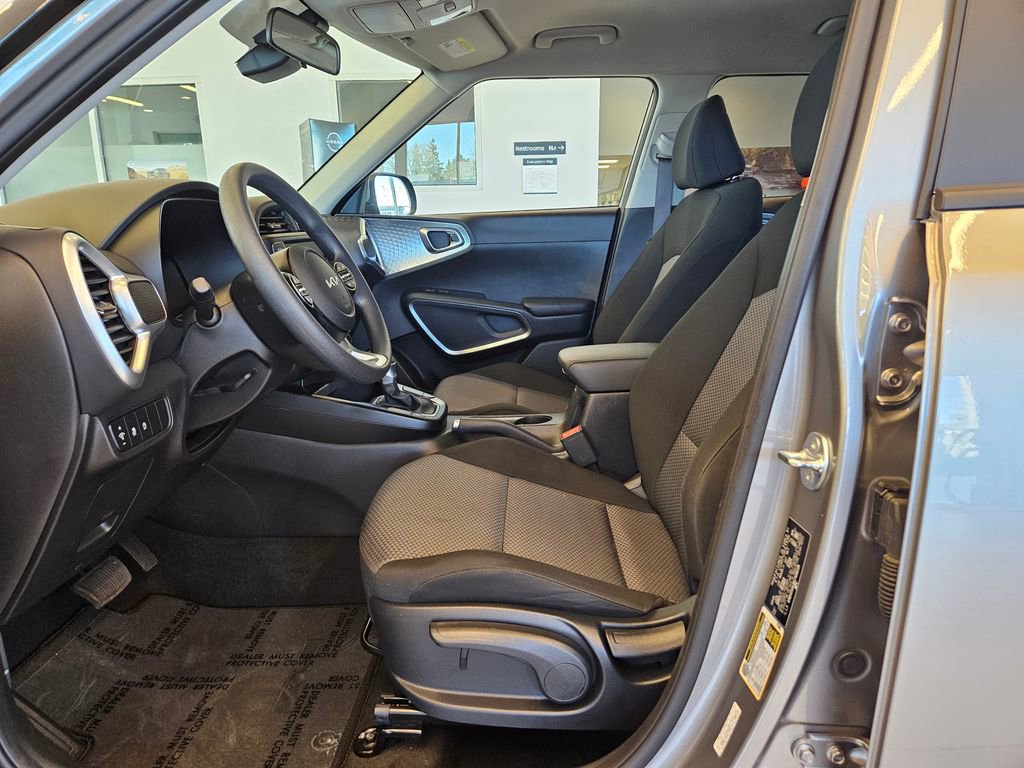 Used 2025 Kia Soul LX w/ LX Technology Package FWD image 14