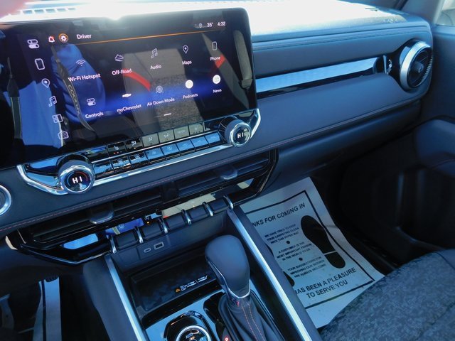 Used 2025 Chevrolet Colorado Z71 w/ Technology Package image 30