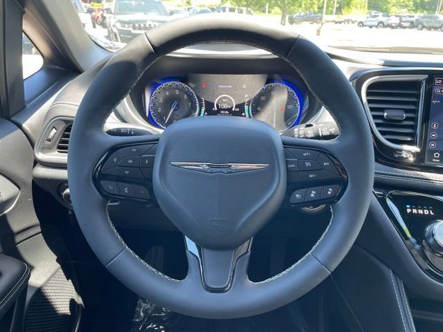 Used 2025 Chrysler Pacifica Limited AWD/4WD image 14