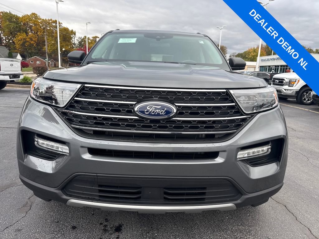 Used 2023 Ford Explorer XLT w/ Equipment Group 202A image 3