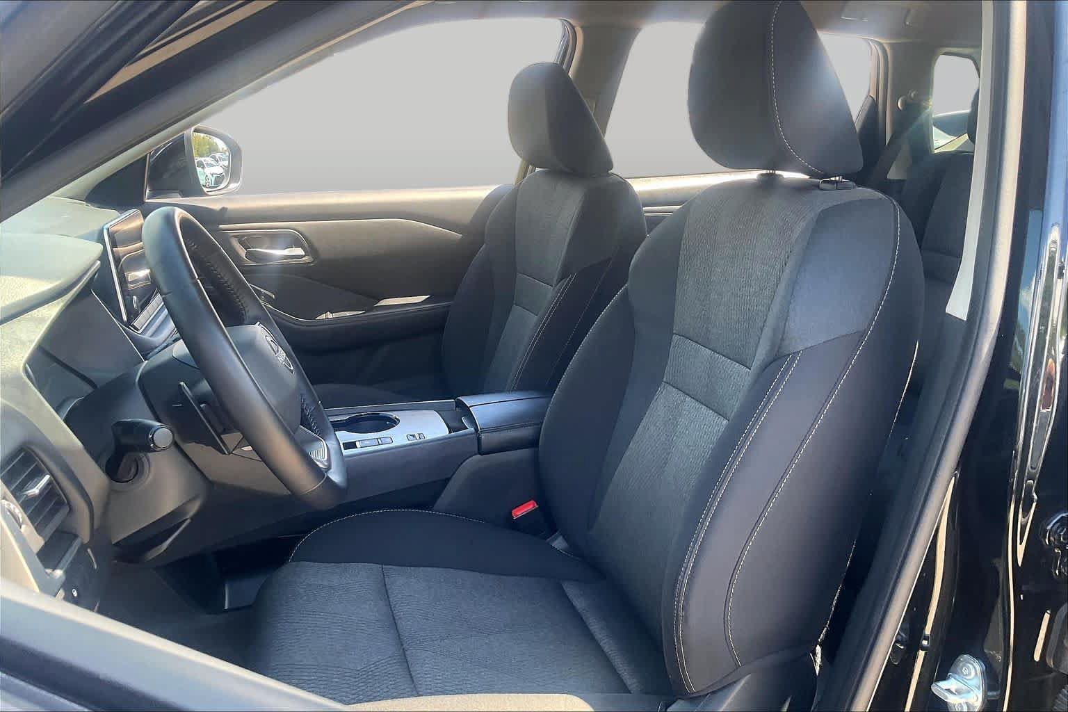 Used 2025 Nissan Rogue SV FWD image 8