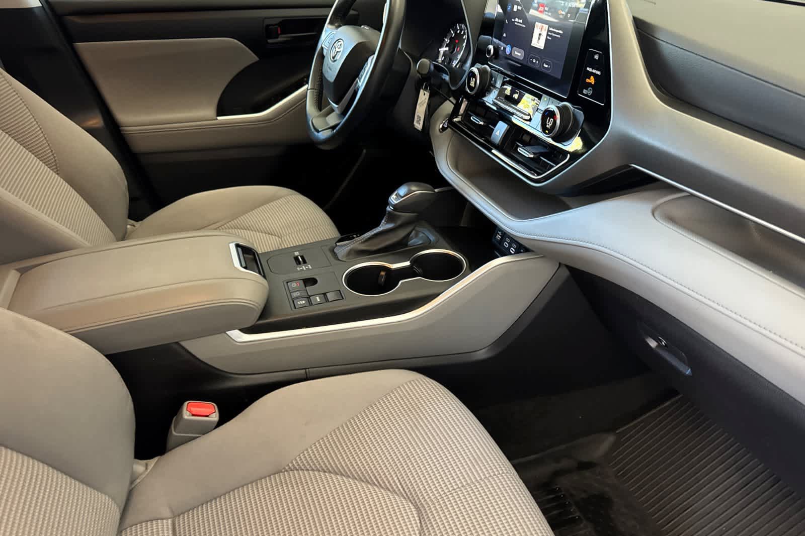 Used 2023 Toyota Highlander LE FWD image 18