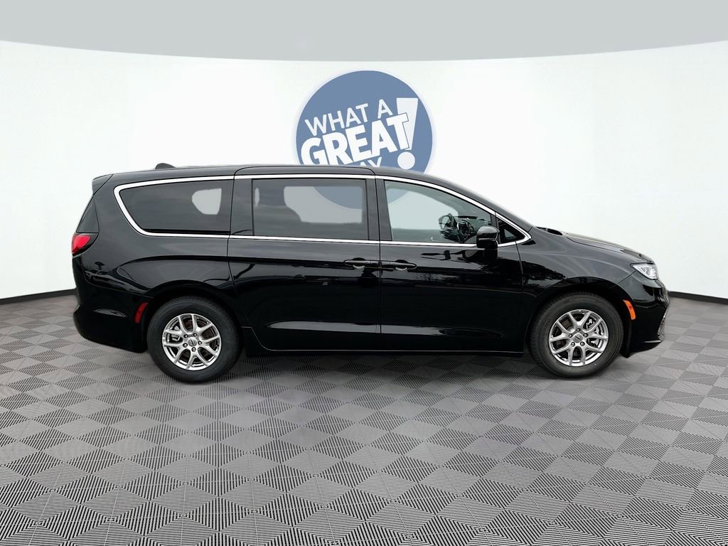 Used 2025 Chrysler Pacifica Select image 4
