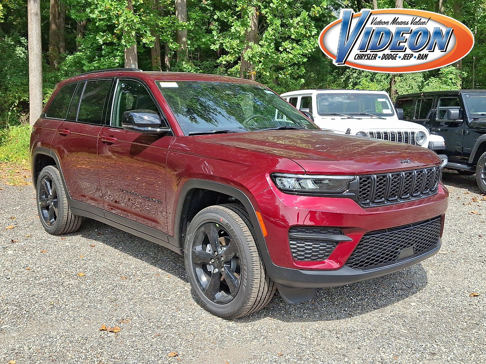 New 2025 Jeep Grand Cherokee Altitude AWD/4WD image 1