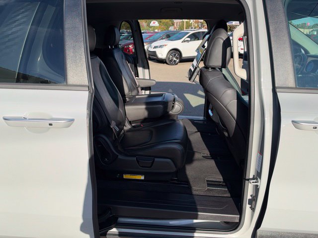Used 2022 Kia Carnival EX FWD image 14